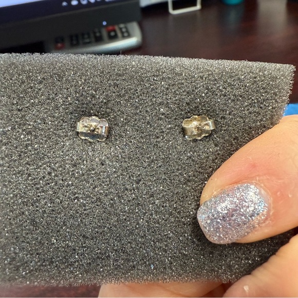 Avon Medallion Silvertone Filigree Earrings NIB 2005 vintage - Picture 5 of 5